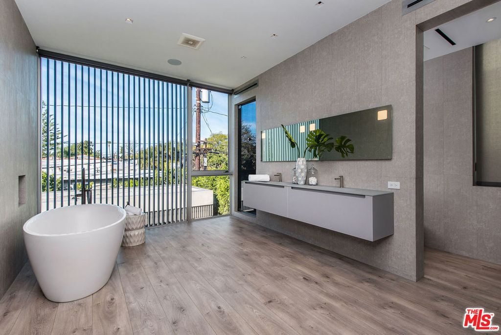 Go Inside Youtube Star Emma Chamberlain S New 4 Million Home E